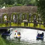 Unicat în România! Grădini plutitoare pe lac, aranjamente gigant, zeci de mii de ghivece la West Side Flower Fest, cel mai mare festival de flori