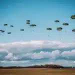 NATO desfășoară un exercițiu cu 2000 de  parașutiști, una dintre cele mai ample operațiuni de desant aerian de după al Doilea Război Mondial. Scenariul presupune cucerirea unei baze militare