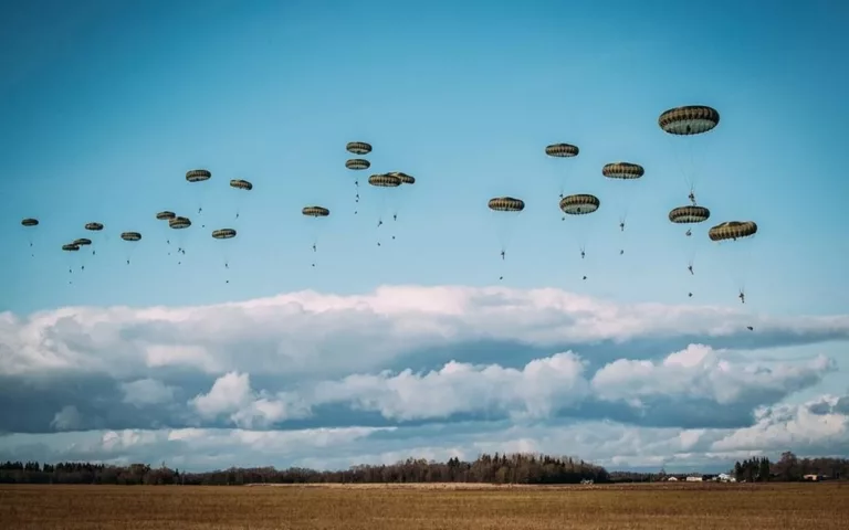 NATO desfășoară un exercițiu cu 2000 de  parașutiști, una dintre cele mai ample operațiuni de desant aerian de după al Doilea Război Mondial. Scenariul presupune cucerirea unei baze militare