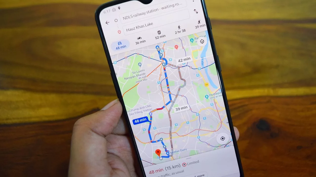 Google Maps face viața șoferilor mai ușoară. Ce funcții noi a introdus
