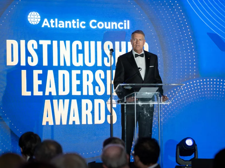 Președintele Atlantic Council l-a decorat pe președintele Iohannis și a subliniat buna colaborare cu SNSPA