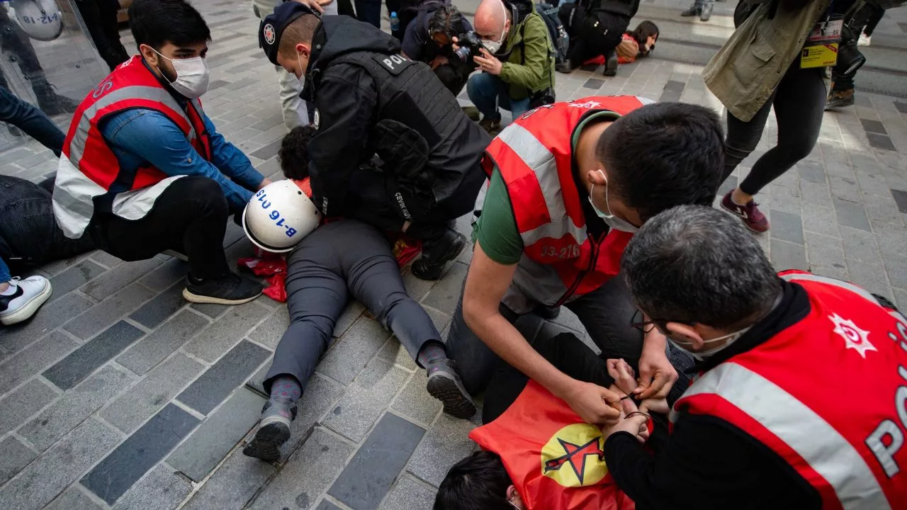 Zeci de persoane, care încercau să ajungă în Piaţa Taksim pentru o manifestaţie de 1 Mai, reţinute de poliţie