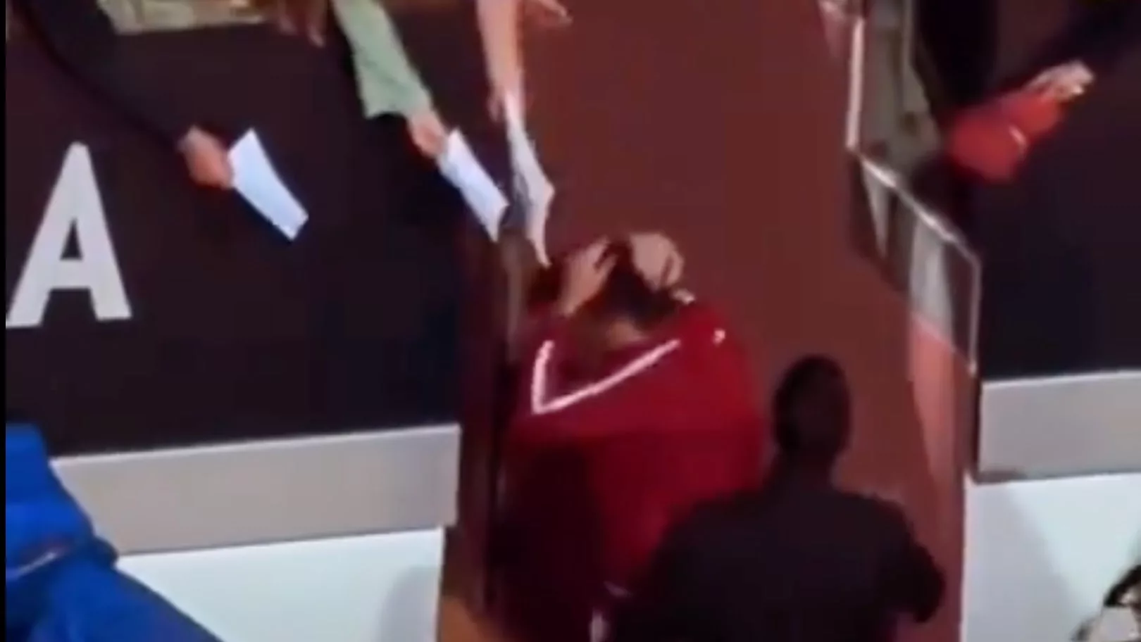 VIDEO. Momente de groază pentru Novak Djokovic. Tenisemnul a fost lovit în cap cu o sticlă