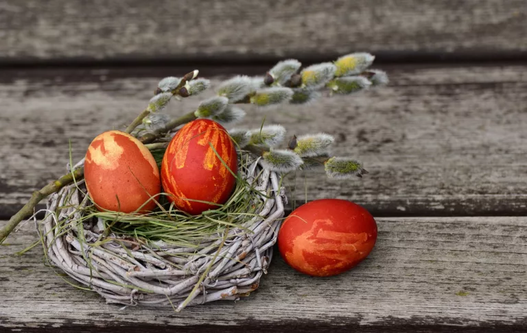 Tradiţii în Joia Mare. Cum vopsim ouăle cu ingrediente naturale