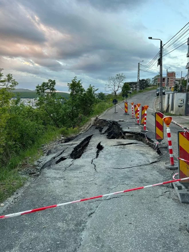 O stradă surpată în Cluj a fost acoperită temporar cu o prelată