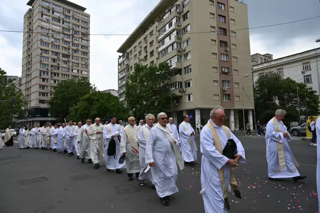 Procesiune care celebrează Taina Sfintei Euharistii / foto Arhiepiscopia Romano-Catolică