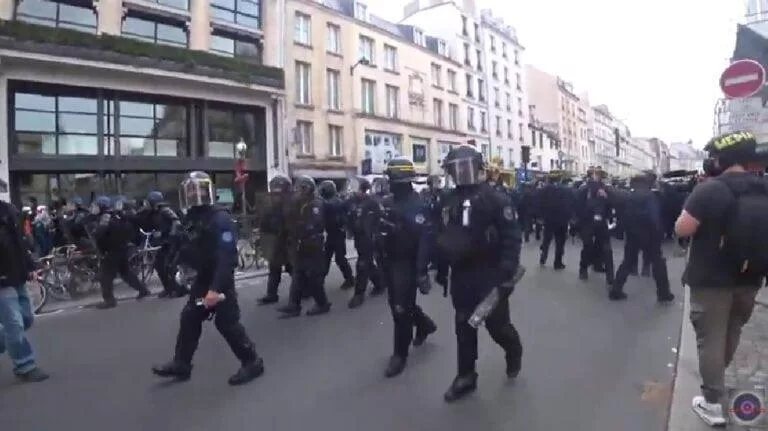 Sute de mii de oameni sunt în stradă în Franța împotriva ascensiunii extremei drepte la alegerile europarlamentare