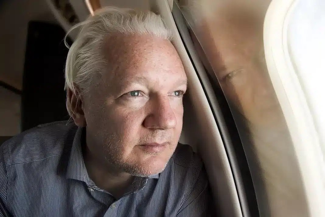 Julian Assange e un om liber