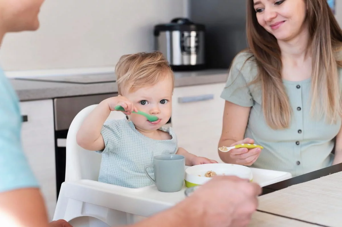 Cum îți hrănești bebele în primul an de viață? Mini ghid pentru părinți
