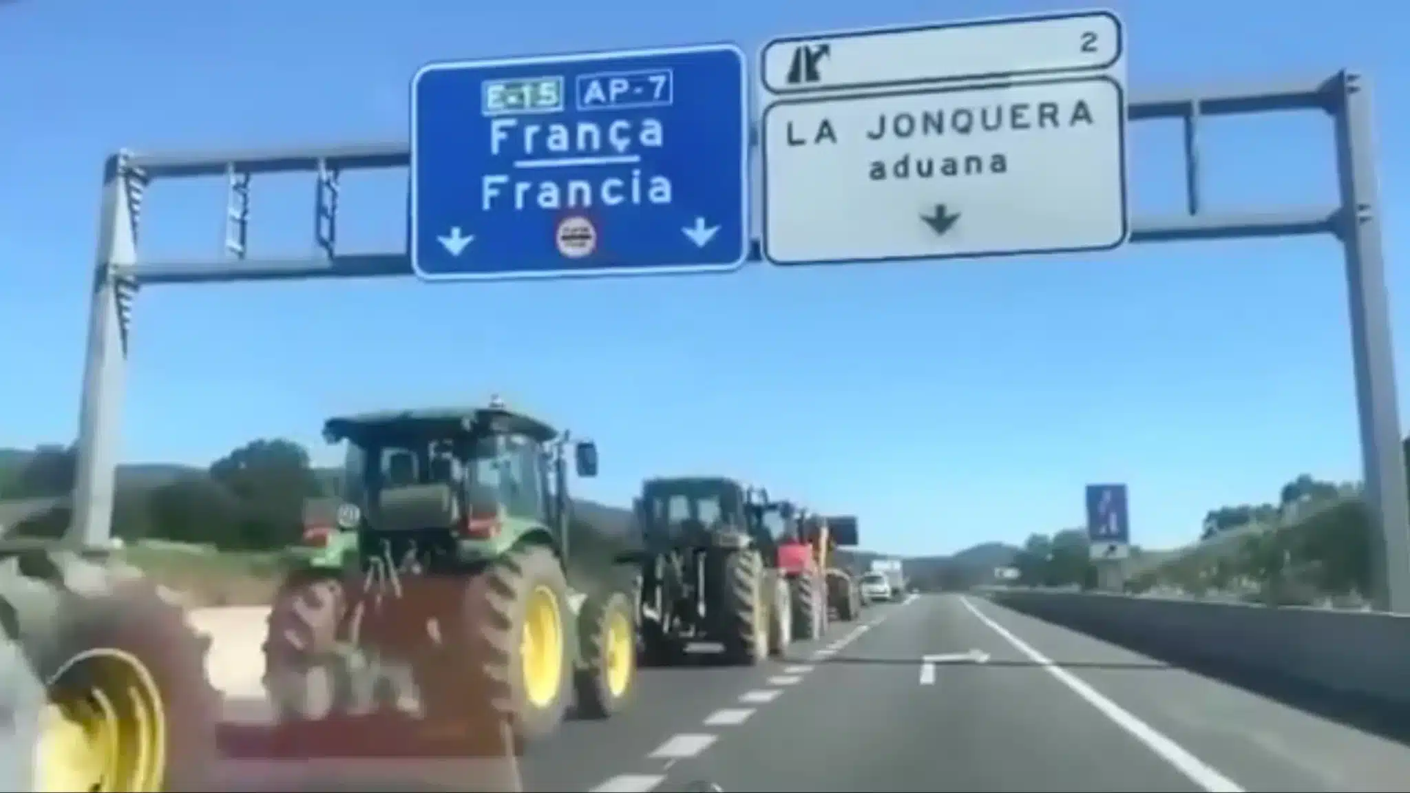 VIDEO. Cu câteva zile înainte de alegerile europene, fermierii spanioli și francezi blochează frontiera