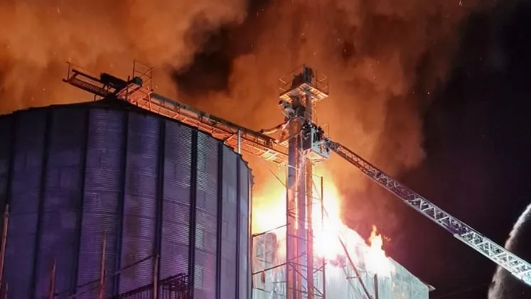 VIDEO. Pompierii se luptă de peste 15 ore cu un incendiu din localitatea Sălcioara