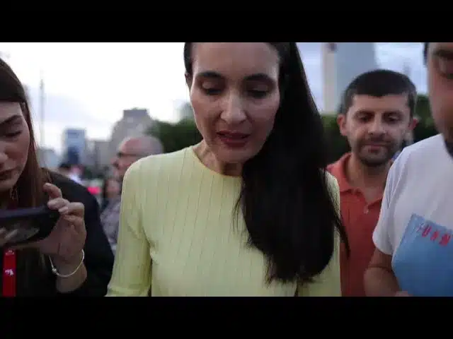 Video Clotilde Armand și soțul ei au participat la protestul din Piața Victoriei