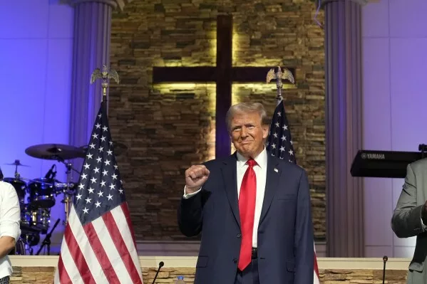 Donald Trump a participat la o slujbă religioasă, alături de persoanele de culoare