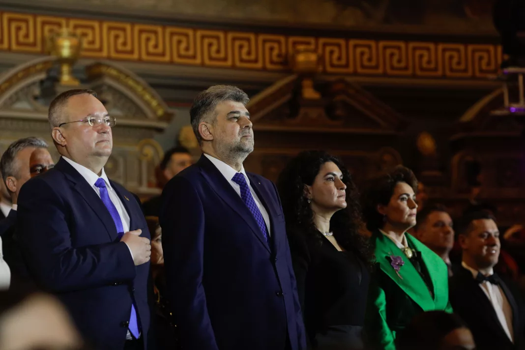Oficiali români în costum la un eveniment formal