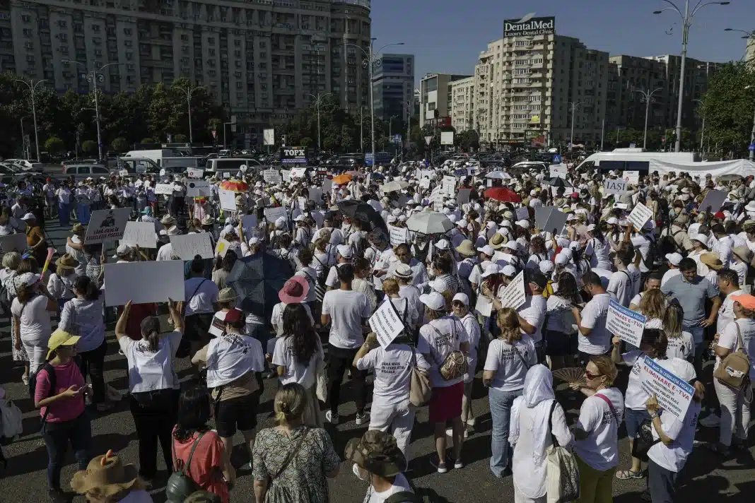 Mulțime demonstrând pașnic într-un oraș aglomerat