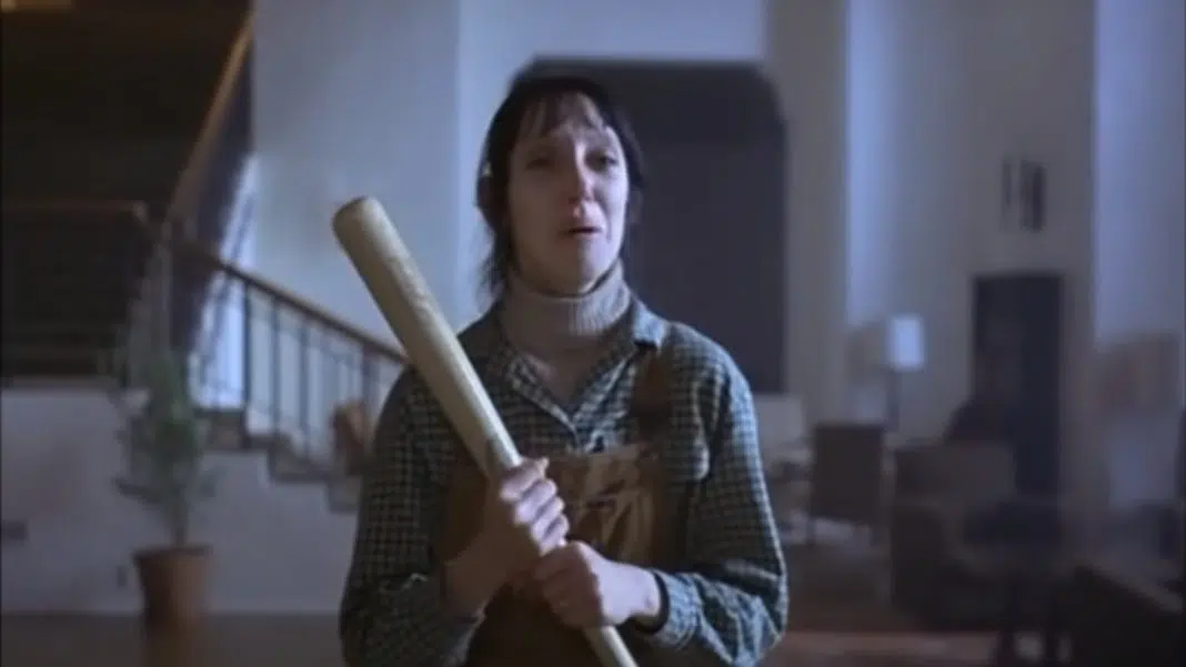 Femeie cu bâta de baseball în interior/ shelley duvall the shining