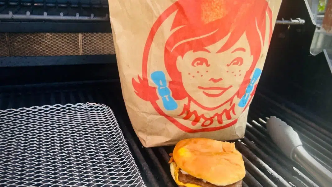 Hamburger lângă pachet pe grătar wendy’s