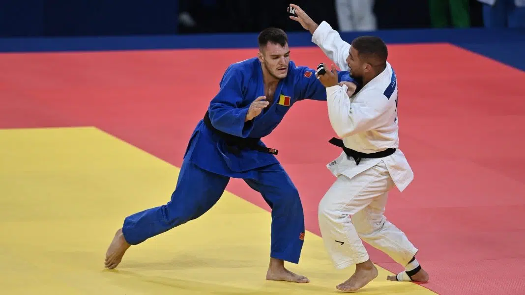 Concurenți de judo, luptă pe tatami / alex creț