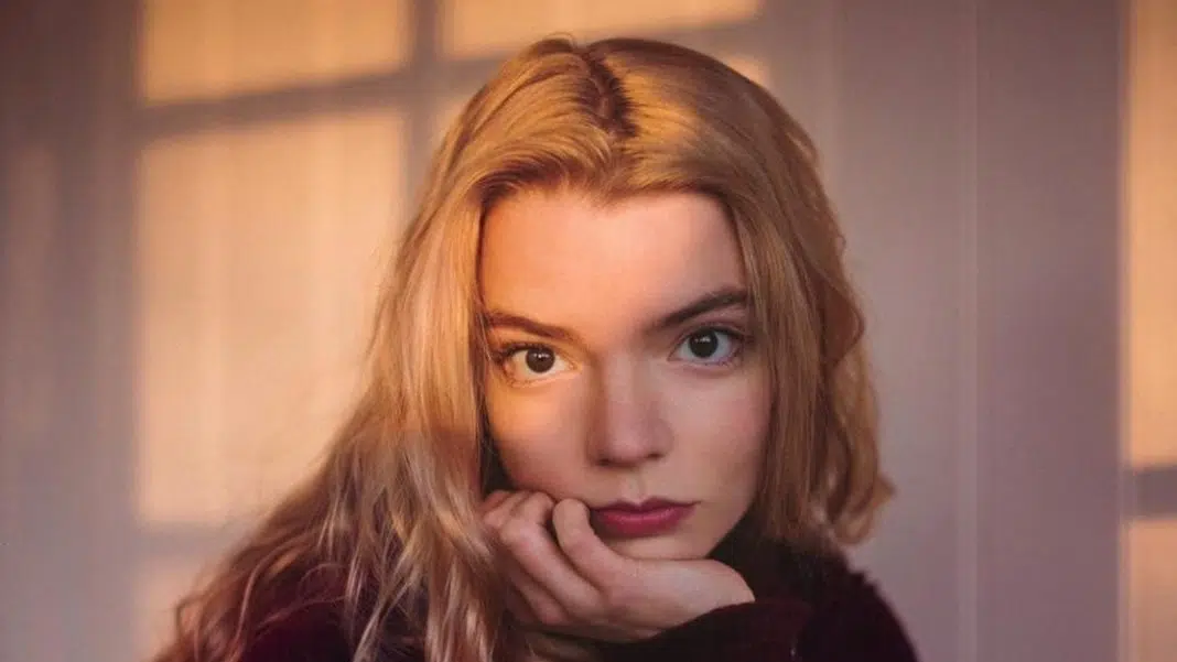 Tânără blondă, privire intensă, lumina apusului / anya taylor joy