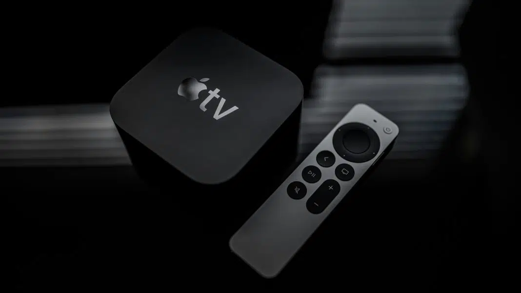 Apple TV+ și telecomandă pe fundal negru