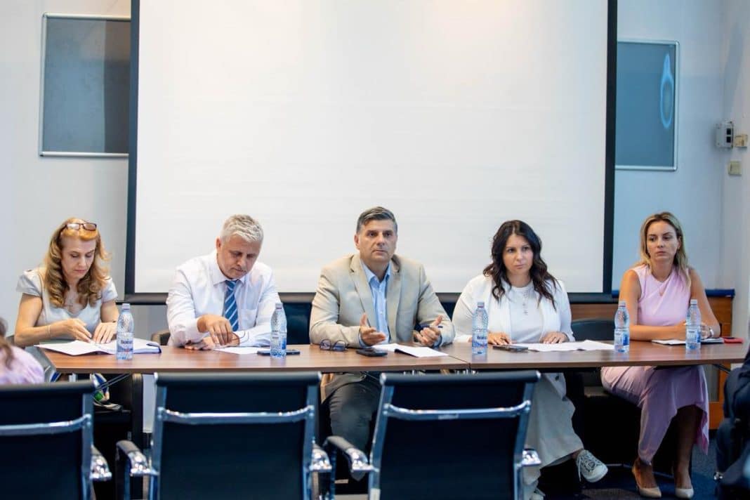 Persoane la întâlnire de afaceri într-o sală de conferințe / asf