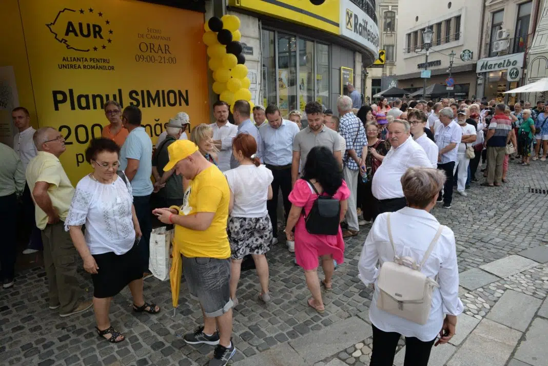 Oameni la deschiderea sediului campaniei