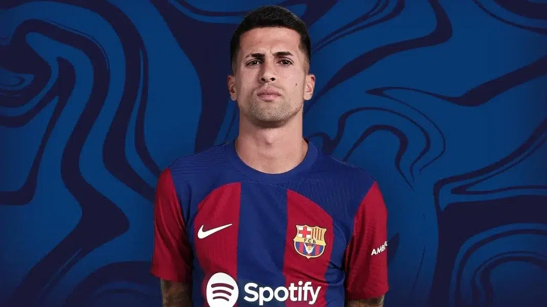 Fotbalist în tricou roșu-albastru Barcelona, logo Spotify / barcelona man. city! joa cancelo