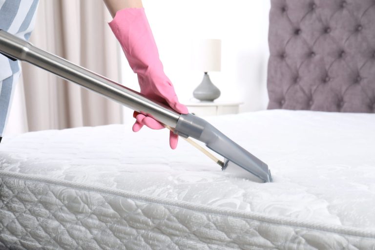 Cu ce se curăță salteaua de pat? 7 sfaturi pentru eliminarea petelor
