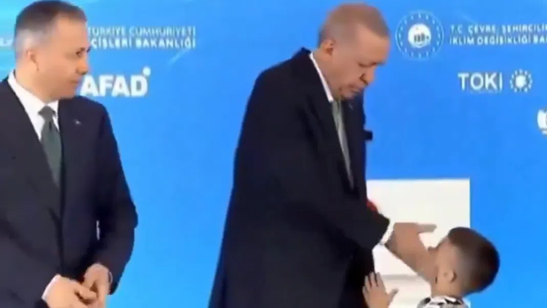 Copil salutând om politic la eveniment oficial / erdogan turcia nato