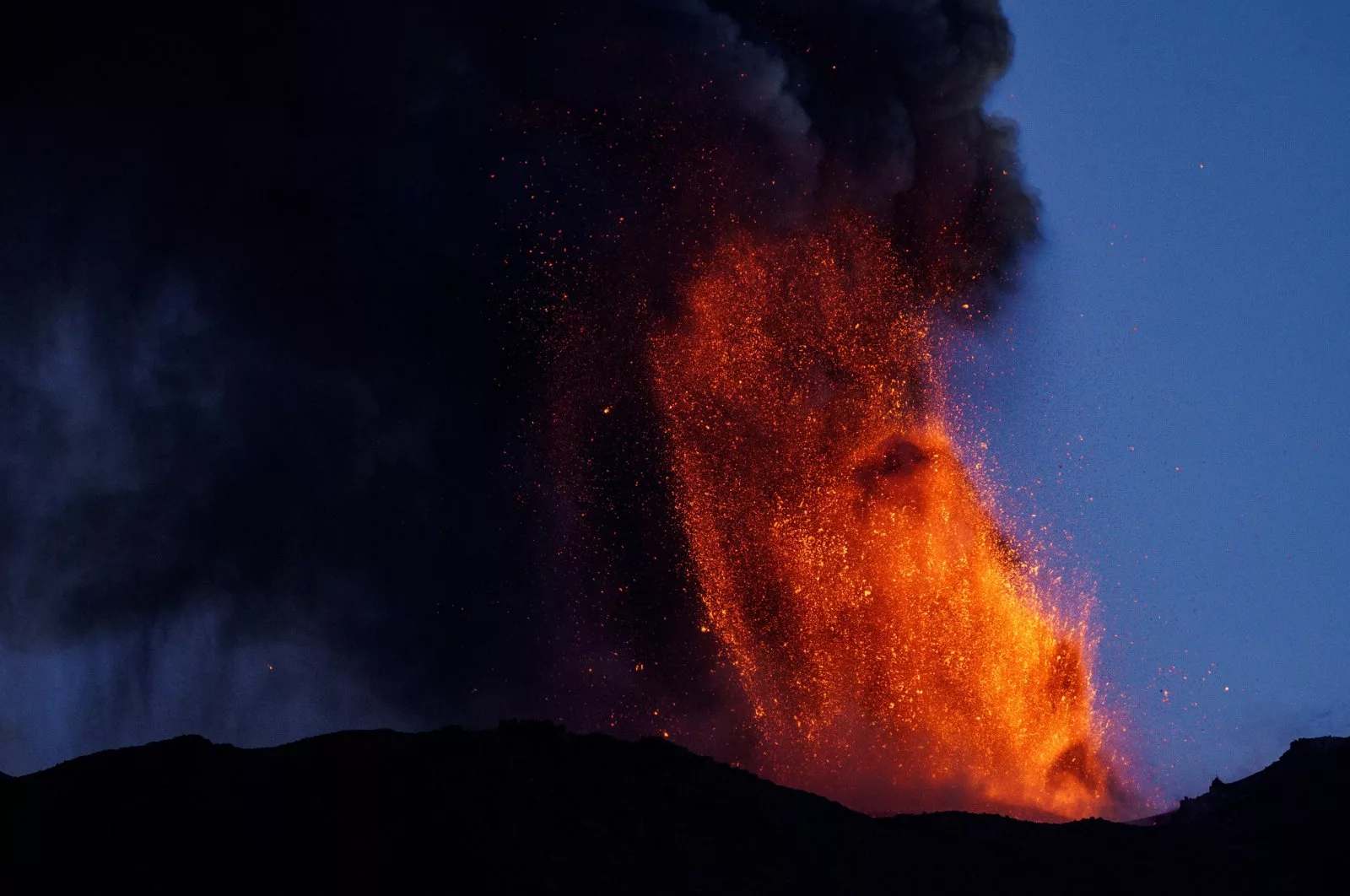 Zboruri anulate, după erupția vulcanului Etna. Cum poți cere despăgubiri. Drepturile pasagerilor în transportul aerian