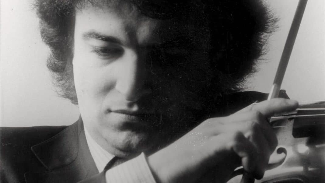Violonist concentrat interpretând o piesă muzicală / eugen sârbu