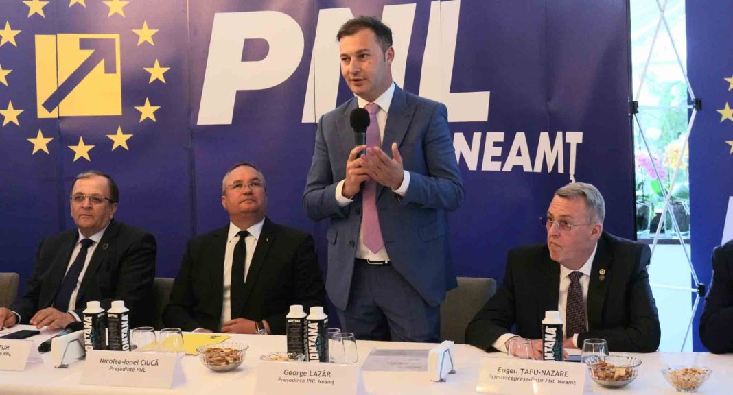 Bărbați la conferința partidului politic, banner