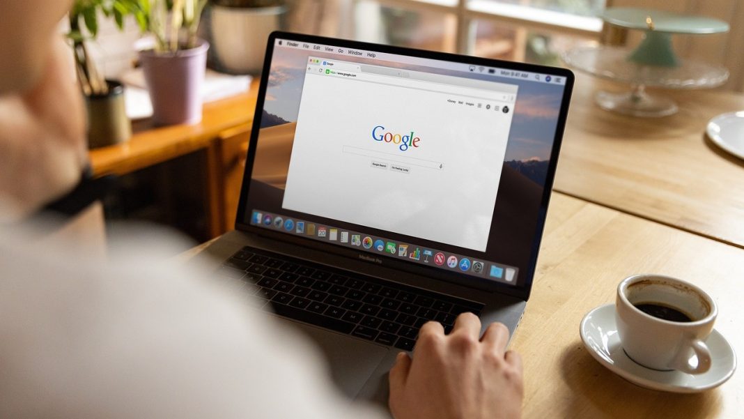 Bărbat folosind laptop cu Google deschis, cafea lângă google maps ios cookie