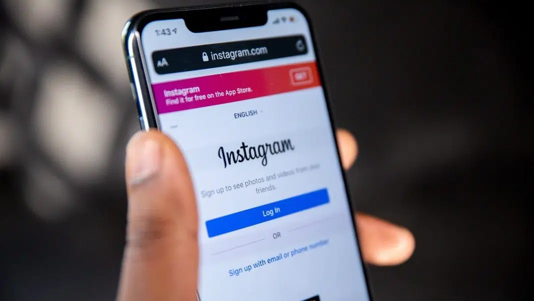 Smartphone afișând pagina de logare Instagram