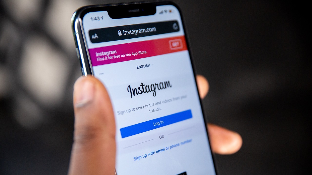 Smartphone afișând pagina de logare Instagram