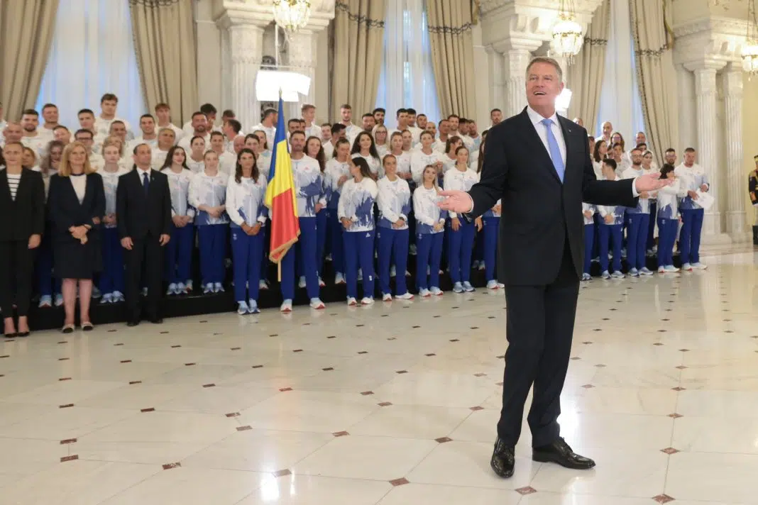 Președintele Iohannis vorbind la eveniment cu sportivii români