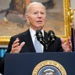 Joe biden vorbește de la pupitru oficial al Casei Albe