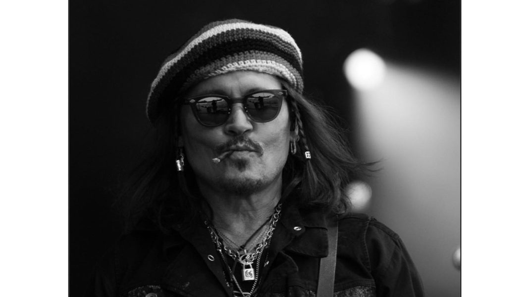 Bărbat cu pălărie, ochelari și țigară, alb-negru / johnny depp