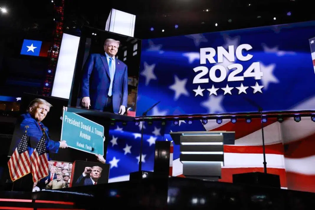 Donald Trump pe scene cu bannere electorale RNC 2024