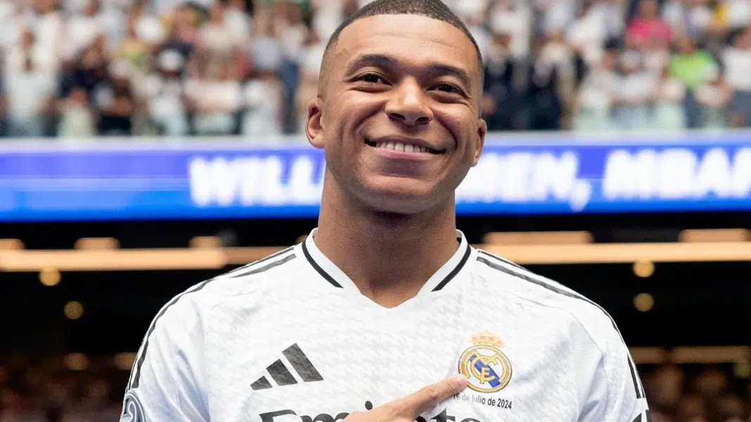 Fotbalist zâmbind în tricou Real Madrid / kylian mbappe real madrid