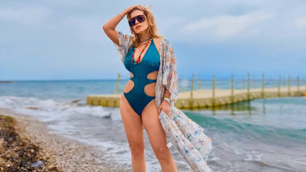 Femeie la plajă, costum de baie, ținută elegantă / loredana groza