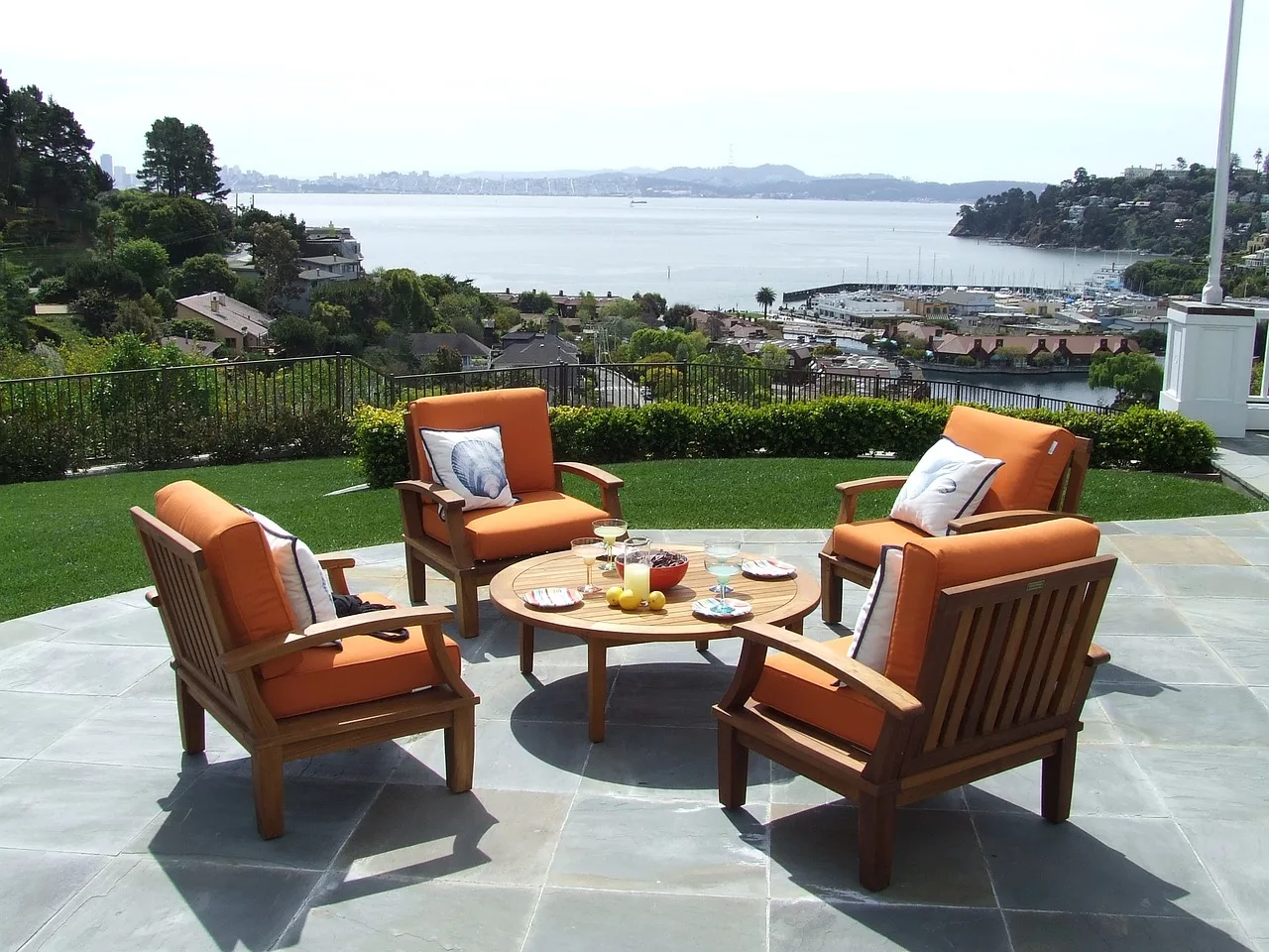 Confortul în aer liber: tendințe în mobilierul de exterior pentru grădini și terase