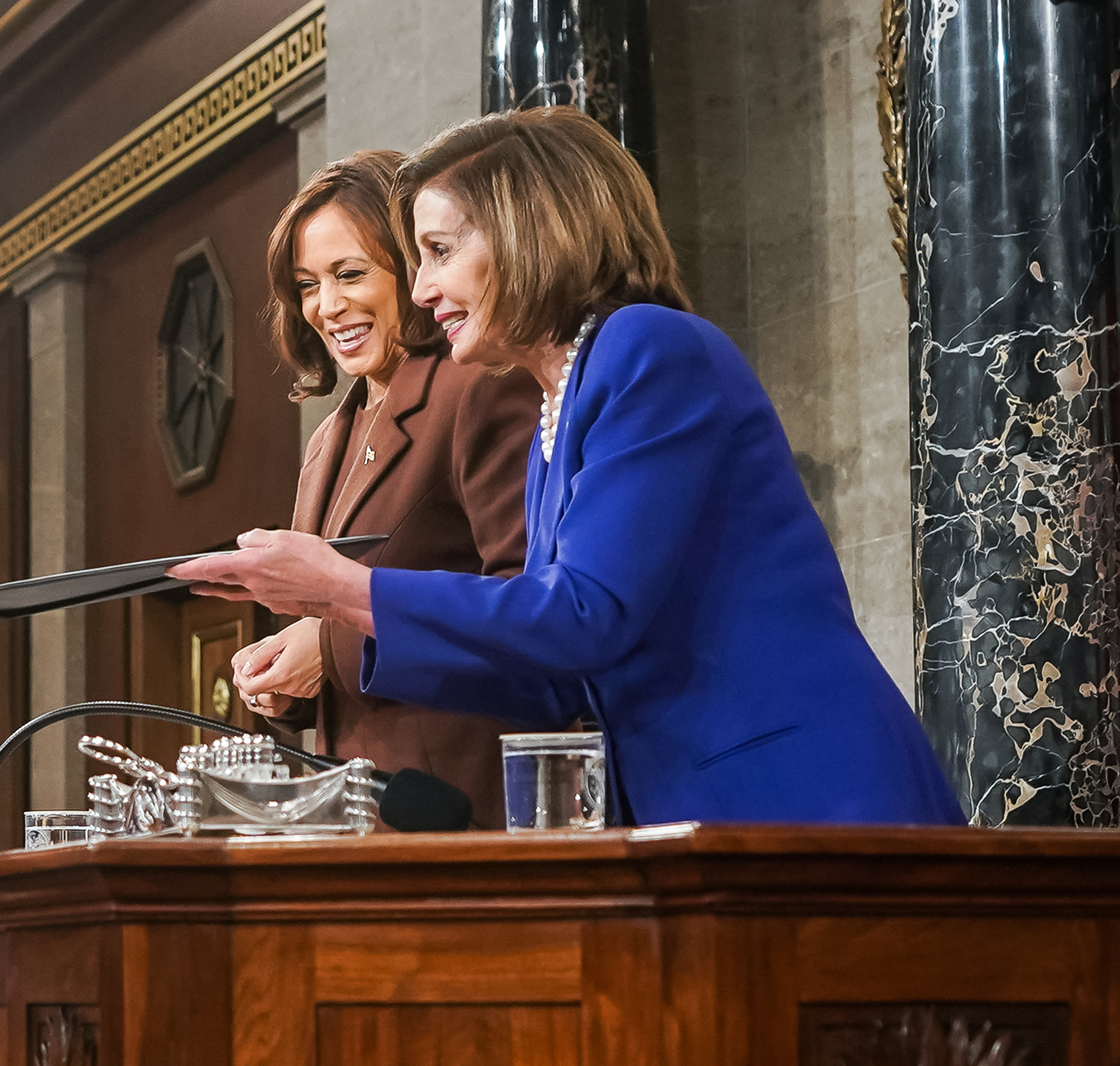 Nancy Pelosi Sprijină Kamala Harris în Cursa Prezidențială