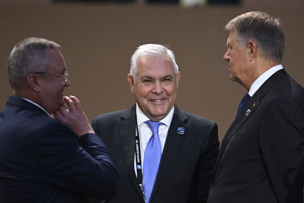 NATO 75 Trei oficiali români discutând la un eveniment formal