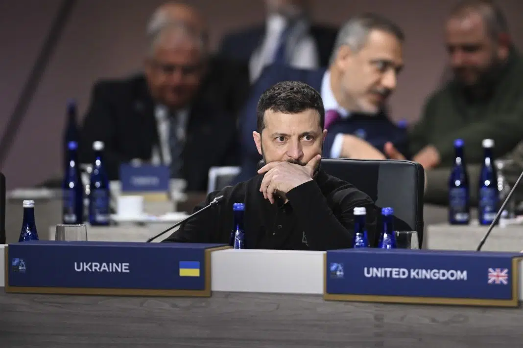 Zelensky reflectând la o conferință internațională