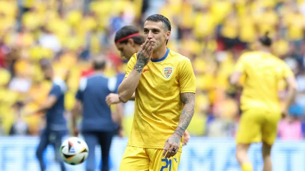 Fotbalist român salutând pe stadion / nicolae stanciu top goluri euro