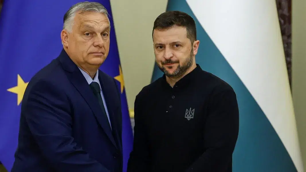 Doi lideri politici stând alături la eveniment oficial