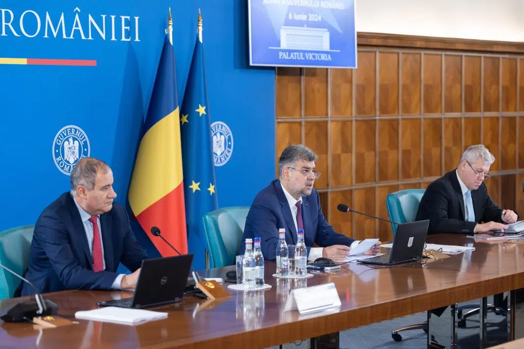 Oficiali guvernamentali discutând la o conferință în România