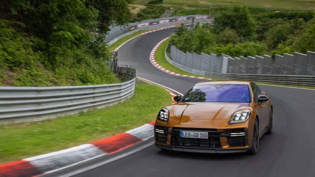 Mașină sport portocalie pe circuit de curse / porsche panamera