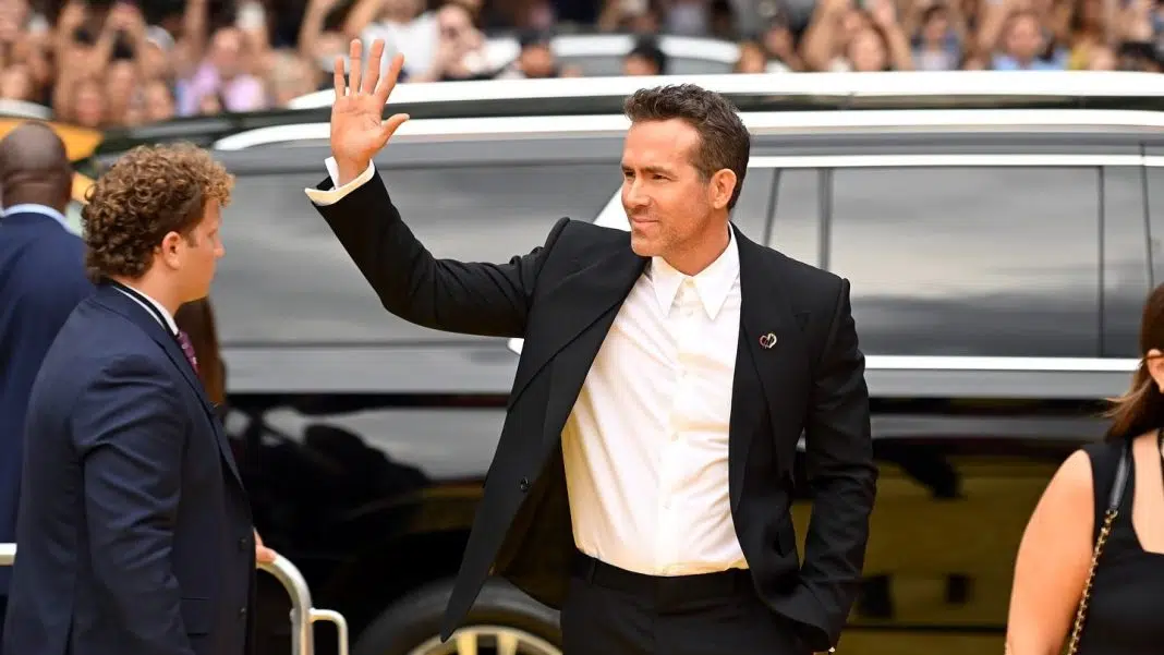 Bărbat salutând la eveniment pe covorul roșu / ryan reynolds